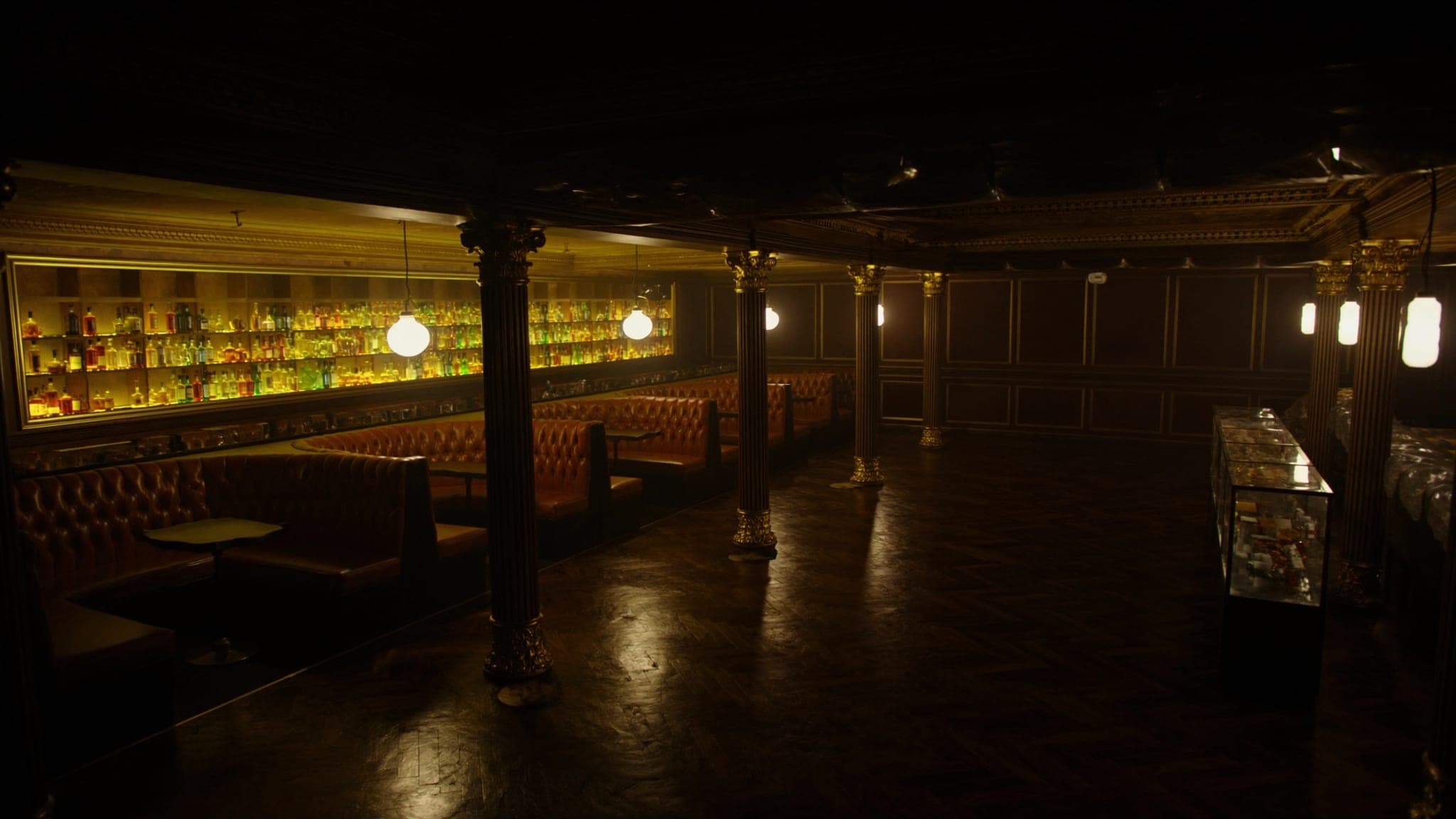따뜻한 황동빛 조명이 켜진 강남 달토 하이퍼블릭 내부